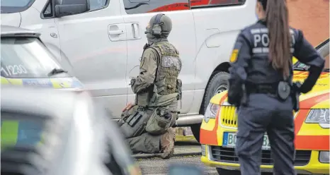  ?? FOTOS THOMAS WARNACK ?? Die Polizei des Riedlinger Reviers erhielt Unterstütz­ung von den Kollegen des SEK aus Göppingen.