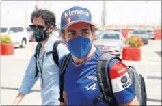  ??  ?? Fernando Alonso llega al trazado bahreiní ayer antes de los libres.