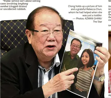  ?? — Photos: AZMAN GHANI/ The Star ?? Chong holds up a picture of him and a grateful Rebecca Chun, whom he had helped when she was just a toddler.