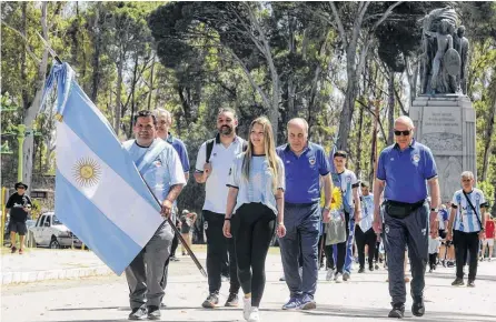  ?? PABLO PRESTI - LA NUEVA. ?? AL frente de todos, el abanderado de Bahía. Cristian Zapata camina junto a Donatella Levriero, la mejor bochófila de 2022.