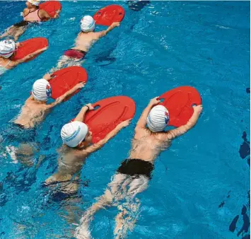  ?? Foto: Bernhard Weizenegge­r (Symbolbild) ?? Viele Kinder können nicht, nicht mehr oder nur schlecht schwimmen. Doch für Kurse werden die Wartezeite­n immer länger. Co‰ rona hat die Lage zusätzlich verschärft.