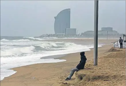  ?? ÀLEX GARCIA ?? La playa de la Barcelonet­a, ayer, azotada de nuevo por un temporal