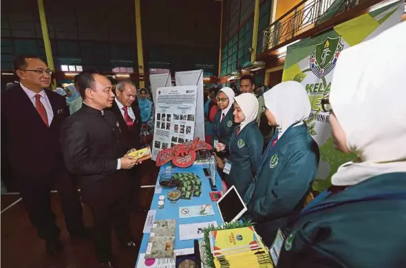  ?? BERNAMA PIC ?? Education Minister Dr Maszlee Malik (second from left) visiting a Unesco Club booth after the launch of the Unesco Club and a Model United Nations at Sekolah Seri Puteri in Cyberjaya yesterday. With him are Education Ministry secretary-general Datuk Dr Mohd Ghazali Abas (third from left) and director-general Datuk Dr Amin Senin (left).