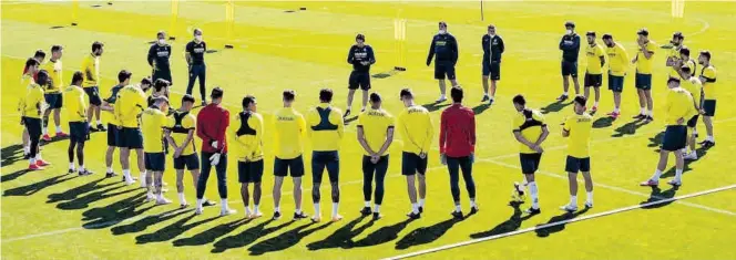  ?? VILLARREAL CF ?? Unai Emery, entrenador del Villarreal, en la charla previa al partido ante el Real Valladolid en la Ciudad Deportiva de Miralcamp, un duelo en el que los amarillos precisan los tres puntos.