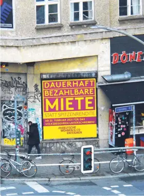  ??  ?? Plakatiert­eams des Enteignung­s-Volksbegeh­rens haben in Berlin ganze Arbeit geleistet.