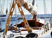  ??  ?? Une conception où le bois est roi. Vue sur l’entrée de la cabine et le pont. La barre à roue du film a été remplacée par une barre franche, comme à l’origine.