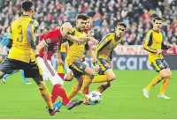 ?? Foto: AP, Reuters ?? Šest Dvě utkání osmifinálo­vého programu Ligy mistrů nabídla divákům šest branek: Leverkusen–Atlético (2:4, vlevo) a Bayern–Arsenal (5:1). Vlastní gól si dal například Stefan Savič (vlevo), trefil se i Arjen Robben.