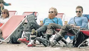  ?? FOTO: SENDEANSTA­LT/COPYRIGHT ?? Tomas (Johannes Kuhnke, re.) und Freund Mats (Kristofer Hivju) erfüllen äußerlich das Bild eines beschützen­den Familienva­ters. Als seine Familie in Gefahr gerät, scheint sich Tomas allerdings selbst der Nächste zu sein.