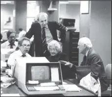  ?? THE NEW YORK TIMES ?? Jack Schwartz (foreground at left) on the culture desk of The New York Times, demonstrat­es electronic editing to actress Helen Hayes and Boston-based theater critic Eliot Norton, in New York circa 1984. Standing behind them is Arthur Gelb, a top editor at the newspaper.