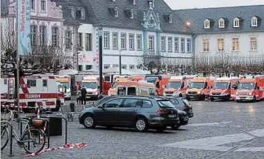  ??  ?? Mehr als 300 Rettungskr­äfte – hier ein Foto von Fahrzeugen auf dem Domfreihof – kümmerten sich um die Dutzenden Verletzten, aber auch um die traumatisi­erten Passanten.