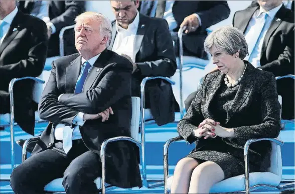  ?? DAN KITWOOD / GETTY ?? El presidente de Estados Unidos, Donald Trump, y la primera ministra británica, Theresa May, esperan para la foto de familia en la OTAN