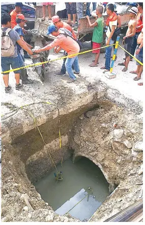  ?? / ALEX BADAYOS ?? NAHULOG: Gihaw-as ang motorsiklo ni Norman de los Reyes gikan sa drainage diin siya nahulog niadtong Dominggo sa kaadlawon dihang padung na siyang mopauli sa Minglanill­a gikan sa iyang trabaho sa Dakbayan sa Lapu-Lapu. Gibasol sa Department of Public...