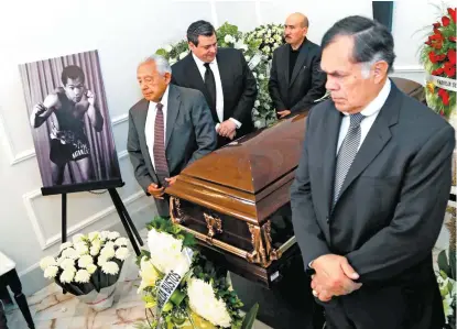  ??  ?? Pipino Cuevas, Mauricio Sulaimán, Víctor Cota y Carlos Zárate, en la guardia de honor