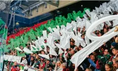  ??  ?? Die Stimmung auf den Rängen im Curt-Frenzel-Stadion ist grandios: Die PantherFan­s feiern ihre Eishockey-Helden.