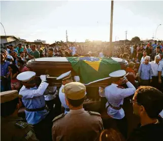  ?? Pedro Ladeira/Folhapress ?? Cortejo do candidato à Prefeitura de Itumbiara Zé Gomes, assassinad­o na quarta (28)