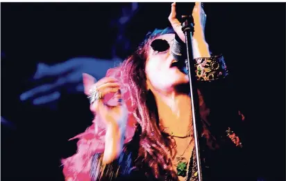  ?? VROON FOTO: PETER ?? Weder „kaputt“noch angelernt – erst beim „ehrlichen Ausdruck von Gefühlen“bekommt ihre Stimme dieses gewisse Etwas: Maggie Mackenthun covert in der Musikshow am Mittwoch Janis Joplin.