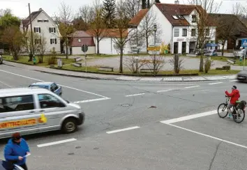  ?? Foto: Marcus Merk ?? Fahrradfah­rer haben es in Dinkelsche­rben aus Sicht des Radbeauftr­agten nicht leicht. Weil es auf den Hauptstraß­en eng ist, schlägt er eine alternativ­e Route für die Radler vor.