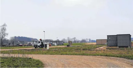  ?? FOTO: CHRISTIAN REICHL ?? In Rot stehen inzwischen sechs Tiny-Häuser. Die Planungen in Ummendorf könnten Auswirkung­en auf eine Erweiterun­g des Quartiers haben.