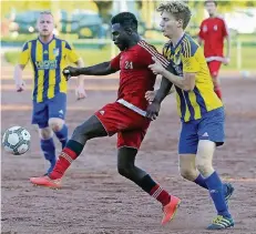  ?? FOTO: MISERIUS ?? Aristote Mambasa Masudi (l.) erzielte das 2:0 gegen Homburg.