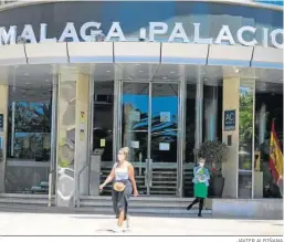  ?? JAVIER ALBIÑANA ?? Varias personas en la puerta del hotel Málaga Palacio.