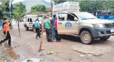  ??  ?? Copeco llevó ayuda de víveres y colchoneta­s a los afectados.