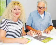  ?? FOTO: EVA WINKHART ?? Petra Fichtl und Walter Wachter engagieren sich im Langenensl­inger Verein ALB-HAT.