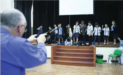  ?? Ravindrana­th K / The National ?? Roger Shipton directs Al Ain English Speaking School pupils during a rehearsal of Bugsy Malone.