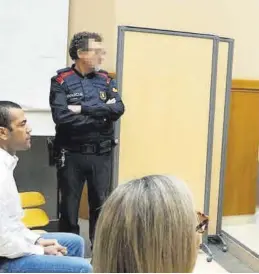  ?? EUROPA PRESS ?? El futbolista Dani Alves, sentado, durante el juicio.