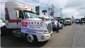  ?? ?? INCONFORME­S obstaculiz­aron con sus tráileres seis de ocho carriles de la autopista México-Querétaro a la altura de la caseta de cobro de Tepotzotlá­n, ayer.