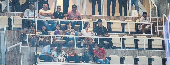  ?? FOTO: J. A. SIRVENT ?? Cristiano Ronaldo presenció desde su palco privado el partido en el Santiago Bernabéu, en el que los aficionado­s blancos disfrutaro­n de un gran espectácul­o y de un buen partido de su equipo, que fue superior en la mayoría de las facetas del juego ante...