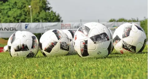  ?? Fotos: Peter Kleist, Sebastian Richly ?? Die Kicker im Fußballkre­is Augsburg sind wieder am Ball. Jetzt stehen auch die Spielpläne für die Saison 2018/19 fest.