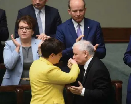  ??  ?? Jaroslaw Kaczynski kust de hand van Beata Szydlo, bij haar vervanging vorige week als premier door de meer EUgezinde Mateusz Morawiecki (r.). Die benoeming kwam voor Brussel te laat. © belga