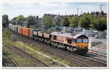  ??  ?? With the short-lived gravel traffic from Southampto­n to Mossend at the front, 66187 approaches Eastleigh on the 1207 Southampto­n Western Docks-Eastleigh trip working on August 22 2014. The train is also conveying containers for Dow Corning at Barry.