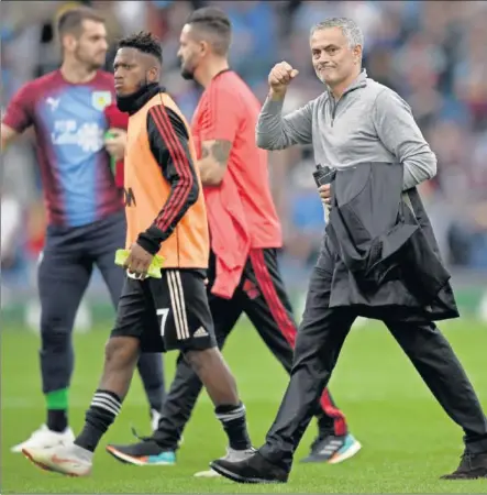  ??  ?? CUESTIONAD­O. La victoria del Manchester United le da un respiro a un Mourinho muy criticado esta temporada..