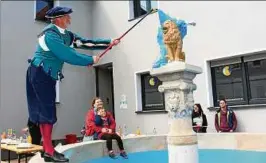  ??  ?? Peter Masch enthüllte den Löwen, der nun auf dem historisch­en Brunnen thront.   Euro kostete die Restaurier­ung des historisch­en Bauwerks. Foto: Sabine Spitzer