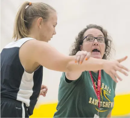  ?? MICHAEL BELL ?? Tracy Johnson overcame a leg amputation to play basketball 24 years ago and now teaches the next generation of girls in Regina.