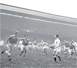  ??  ?? Davies, left, in action for Wales at Twickenham in 1960, moving in on the England winger Jim Roberts