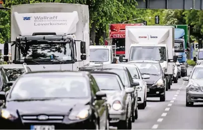  ?? FOTO: ANDREAS ENDERMANN ?? Viele Handwerksb­etriebe setzen auf Fahrzeuge mit Dieselantr­ieb. Käme es zu einem Fahrverbot, würden also viele von ihnen aus den Innenstädt­en verbannt. Viele Unternehme­n sind deshalb verunsiche­rt.