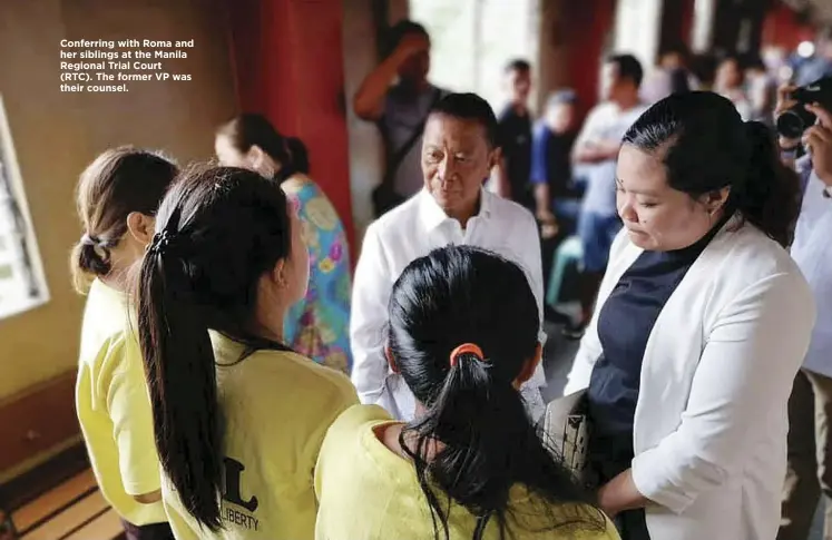  ??  ?? Conferring with Roma and her siblings at the Manila Regional Trial Court (RTC). The former VP was their counsel.