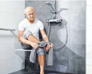  ?? FOTO: VIEGA/DPA ?? Komfort im Bad ist mit fortschrei­tendem Alter besonders wichtig. Zum Beispiel eine ebenerdige Dusche, die auch ausreichen­d Platz für einen Klappsitz und einen Haltegriff bietet.
