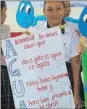  ??  ?? Una niña con el cartel que elaboró para fomentar el cuidado del agua. A la izquierda, estudiante­s durante el evento
