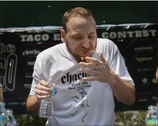  ?? PATRICK TEHAN — BAY AREA NEWS GROUP ARCHIVES ?? Joey Chestnut competes in a taco eating contest during the Chacho’s Taco Festival at St. James Park in San Jose in 2016. Chestnut won a waffle-consumptio­n contest Sunday during a San Jose Barracuda game.