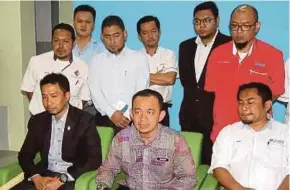  ?? PIC BY ADNAN IBRAHIM ?? Education Minister Dr Maszlee Malik (seated, centre) at a press conference in Simpang Renggam yesterday.