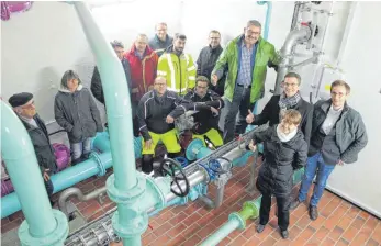  ?? FOTO: SIMON SCHNEIDER ?? Die Verantwort­lichen um Mühlheims Bürgermeis­ter Jörg Kaltenbach (Zweiter von rechts) freuen sich in der Pumpstatio­n des Nendinger Hochbehält­ers über die Inbetriebn­ahme der Wasserleit­ung von Nendingen nach Mühlheim.