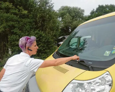  ?? Foto: Christina Riedmann‰Pooch ?? Marion Klehmet von der Verkehrsüb­erwachung ist nun auch am Mandichose­e bei Merching unterwegs, um nach Falschpark­ern Ausschau zu halten.