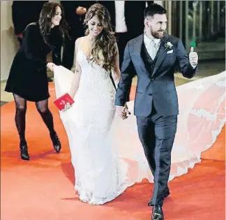  ??  ?? Messi y Antonela anoche tras la boda, salieron para posar ante los medios con