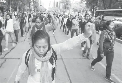  ??  ?? Normalista­s marcharon sobre Paseo de la Reforma, avenida Juárez y Balderas en defensa de las escuelas rurales para la formación de maestros y demandaron cesar el uso de la fuerza pública en su contra ■ Foto Víctor Camacho