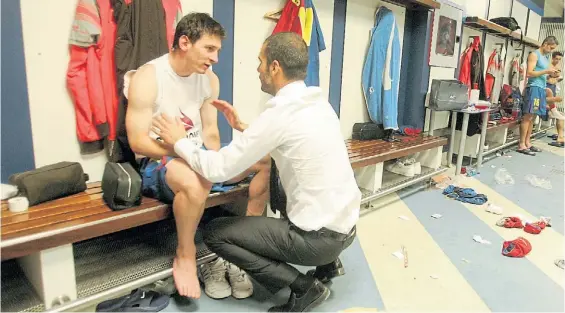  ?? HBO ?? En el vestuario. Lionel Messi escucha al entrenador Pep Guardiola. No es preciso saber de fútbol o conocer sus reglas para disfrutarl­a.