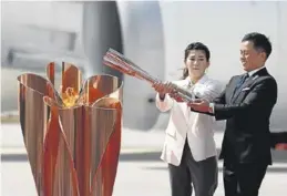  ?? REUTERS / ISSEI KATO ?? Momento en que la llama olímpica llegó a suelo japones, ayer.