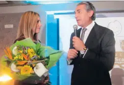  ?? Fotos: D. Förster ?? Mit bewegenden Worten erinnerte Sergio Scariolo an Pablo Ráez, dessen Freundin Andrea einen Blumenstra­uß bekam.